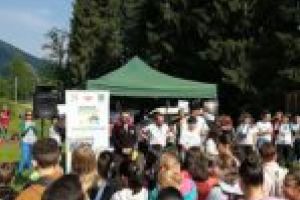 Ziua Munţilor Țarcu a avut de toate: drumeţii, tiroliană, caiac, dresaj canin!