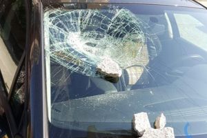 Doi bătrâni din Miercurea Ciuc au intrat pe mâna poliţiei, după ce s-au luat la bătăie în miezul zilei. Unul a fost acroşat de un autoturism, celalalt s-a ales cu parbrizul spart