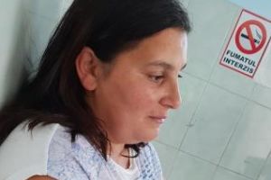 Cluj: Pacientă grav bolnavă, închisă o oră în ambulanţă: Echipajul fuma şi bea cafea. Au adus şi prăjituri