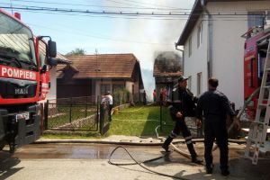 Incendiu puternic, extins la patru gospodării, pe 400 de mp