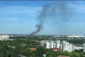 INCENDIU PUTERNIC în Bucureşti! ARD case pe câteva SUTE DE METRI pătraţi! 8 autospeciale ACȚIONEAZĂ de URGENȚĂ