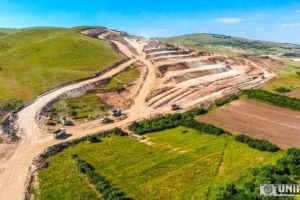 VIDEO: Autostrada Sebeş-Turda, lotul 1/ Stadiul lucrărilor la sfârşitul lunii mai 2018: Terasamentul de la viitorul pod peste râul Ampoi până la Alba Iulia Nord şi excavarea dealului de la pârâul Iovului, principalele puncte în care s-au realizat progrese