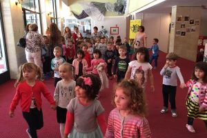 Teatrul Colibri celebrează copilăria la Craiova, Ploieşti şi Braşov