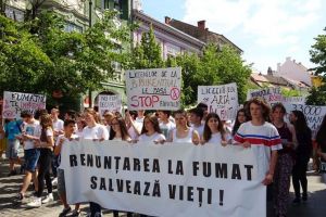 FOTO Peste 300 de oameni la maşrul anti fumat de la Sibiu. S-au dat mere contra ţigări