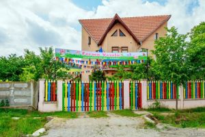 S-a deschis Ferma Veselă – Locul în care copiii învaţă că vacile nu sunt mov