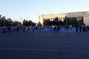 Protest in Piata Victoriei din Bucuresti. Manifestantii afiseaza pancarte cu mesaje impotriva CCR si a actualei puteri