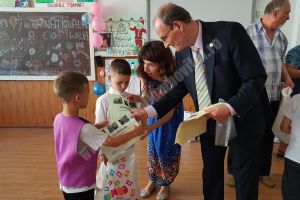 Excelenţa, premiată la Școala Smaranda Gheorghiu! Deputatul USR, Dumitru Lupescu, a dus daruri elevilor merituoşi