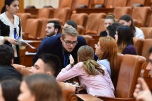 Liceeni au descoperit secretul „somnoroşilor” din Parlament