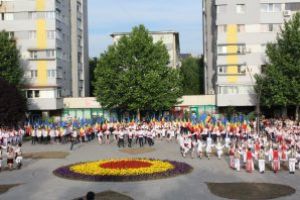 Aproape 2.000 de copii din ţara au format cifra 100, la deschiderea Festivalului „Căluşul Românesc”