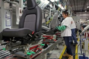 FAURECIA angajeaza 104 muncitori