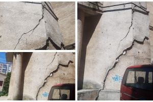 FOTO ȘTIREA TA: Situaţie periculoasă la un bloc din Alba Iulia. Faţada s-a şubrezit şi plăci grele din beton se poate desprinde în orice moment