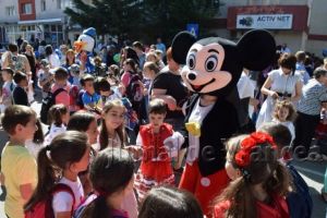 FOTO: Teatru, muzică şi sport de Ziua Internaţională a Copilului, la Panciu