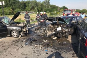 TITU TÂRG: Trei maşini implicate într-un accident de circulaţie. Traficul este oprit