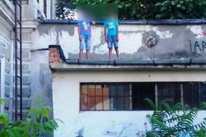 ROMAN: Doi copii s-au urcat pe o centrală termică şi au sunat la „112”