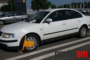 FOTO. Atenţie unde vă lăsaţi maşina. Un supermarket vă blochează roata!