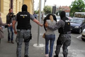 Prahova: Zece persoane reţinute într-un dosar de trafic de droguri de risc şi etnobotanice