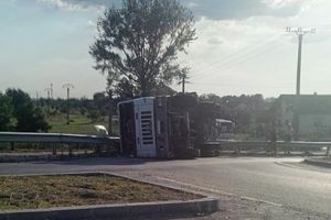 Betoniera rasturnata intr-un sens giratoriu, la Sanmihaiu Roman