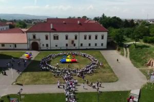 FOTO, LIVE VIDEO: Peste 1.000 de copii din aşezămintele sociale ale Arhiepiscopiei au dansat Hora Străjerilor Unirii, de 1 iunie, la Alba Iulia