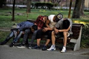 Parcul Central: Tineri ”rupţi de muncă” zac leşinaţi pe bancă - FOTO