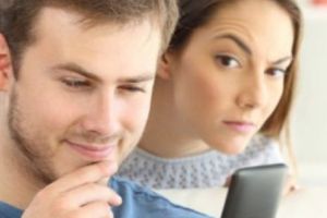 O artistă de la noi recunoaşte că e BOLNAVĂ de GELOZIE! „Îmi vine să arunc cu microfonul după el”