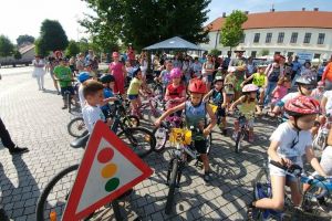 FOTO. Concursuri de biciclete, jocuri, desene şi activităţi recreative, în Alba Iulia, alături de poliţişti, de 1 Iunie