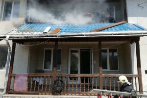 NEAMȚ: Incendiu la o locuinţă particulară din oraşul Târgu-Neamţ (FOTO)