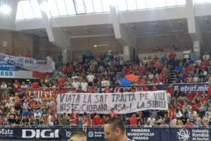 Suporterii lui CSU Sibiu au depus o sesizare la Federaţie după meciurile de la Oradea