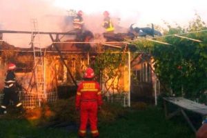 ULTIMA ORĂ: Incendiu de proporţii la Tulnici! PATRU case, în flăcări!