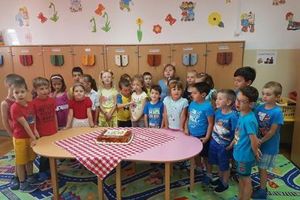 FOTO Centenarul Marii Uniri: Preşcolarii unei grădiniţe din Alba Iulia au venit îmbrăcaţi în culorile naţionale şi au lansat baloane tricolore