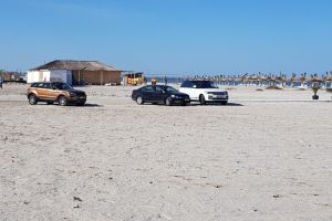 Soferi surprinsi cu masinile pe plaja din Mamaia. Politistii au aplicat amenzi 