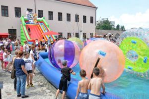 La mulţi ani, copii! În Cetate a început Kids Fest cu spectacole, jocuri, baloane pe apă, îngheţată şi vată pe băţ (FOTO/VIDEO)