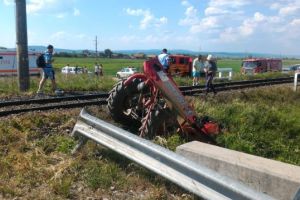 Tractor spulberat de tren la Lunca Câlnicului. O persoană a decedat