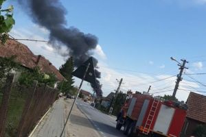 FOTO. Incendiu la acoperişul unui bloc din Teiuş