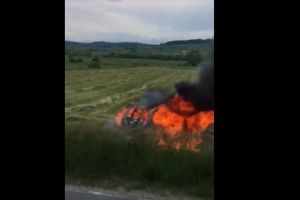 FOTO Maşina în flăcări între Sibiu şi Agnita