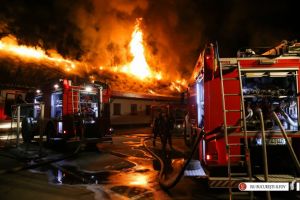 De la ce a pornit incendiul violent ce a mistuit o scoala generala din Bucuresti. Peste o suta de pompieri au participat la interventie