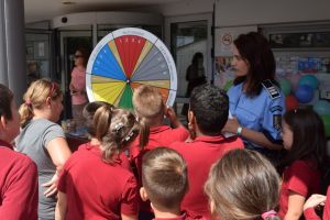 Sute de copii au sărbătorit 1 Iunie alături de poliţişti (FOTO)