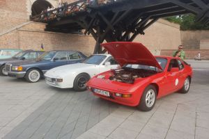FOTO. Expoziţie de vehicule istorice, în Cetatea Alba Carolina. Întâlnirea reprezentanţilor judeţeni Retromobil Club România, în premieră la Alba Iulia