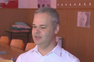 Profesorul din Satu Mare care predă lecţii online. Elevii primesc informaţii şi rezolvă teste pe telefon