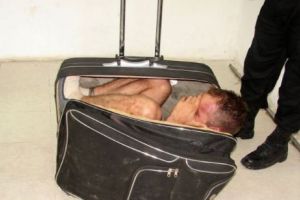 DESCOPERIRE ȘOCANTĂ! Un român a fost prins cu un vietnamez în valiză