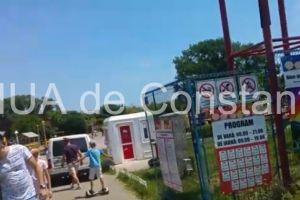 Politistii locali din Constanta il cauta pe soferul care a intrat cu masina in Țara Piticilor din Constanta