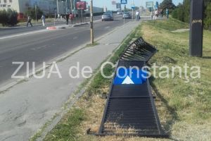 Constanta. Gardul de protectie de la trecerea de pietoni de langa Doraly Mall, pus la pamant