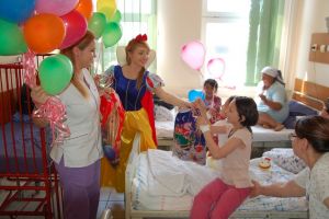 Ziua Copilului: Baloane colorate, jucarii si un meniu deosebit, oferite de Arimex Comexim 2000 SRL micutilor pacienti din Constanta (galerie foto)