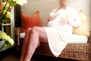 Însărcinată la 54 de ani: Fosta soţie a lui Sylvester Stallone aşteaptă al cincilea copil (FOTO)