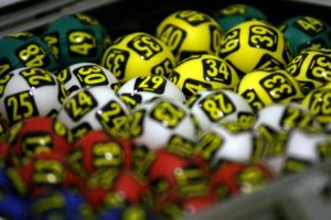 Zeci de băcăuani norocoşi au câştigat la loto