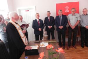 FOTO. Peste 100 de persoane, la inaugurarea şi slujba de sfinţire noului sediu PSD Cugir