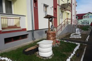 Lebede de plastic şi fântâni din cauciucuri vechi, ultimul trend în materie de peisagistică la Bistriţa