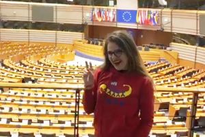 Voteaz-o pe Maria Acatrinei, absolventă a CN „Calistrat Hogaş”, pentru a ajunge la Parlamentul European