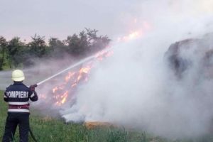 FOTO/VIDEO. Incendiu de proporţii în judeţ. Intervenţie în forţă a pompierilor
