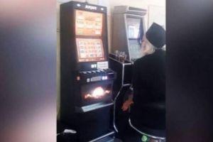 Călugăr filmat la păcănele! Momentul, transmis LIVE pe Facebook VIDEO