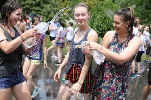 Bataie cu apa in Parcul Botanic din Timisoara, de Ziua Copilului